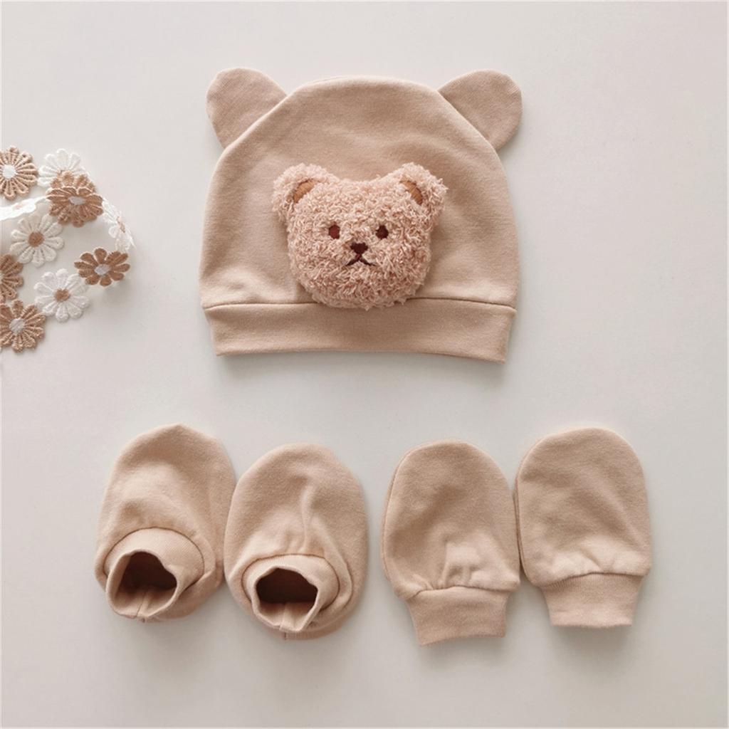 Süße Babymütze mit passenden Handschuhen und Socken. Perfektes Babyparty-Geschenk. Weiche und bequeme Babymütze.