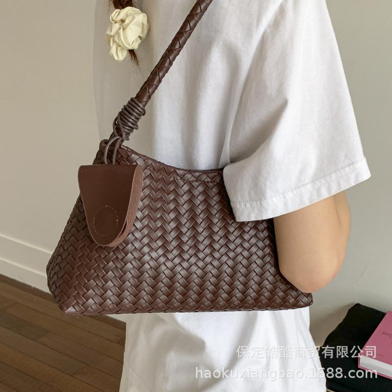Premium Texture Light Luxury Woven Pattern Underarm Bag Women's 2025 New Temperament Portable Shoulder Bag Commuter Bucket Bag