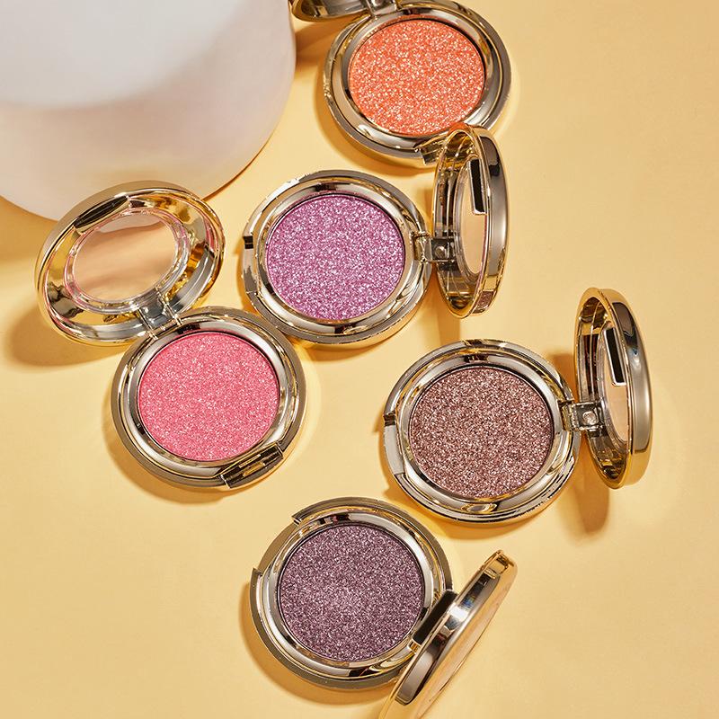Dreidimensionale, perlmuttartige Lidschattenpalette in Einzelfarbe in flüssigem Gold, schimmerndes Make-up in Kartoffelpüree-Optik