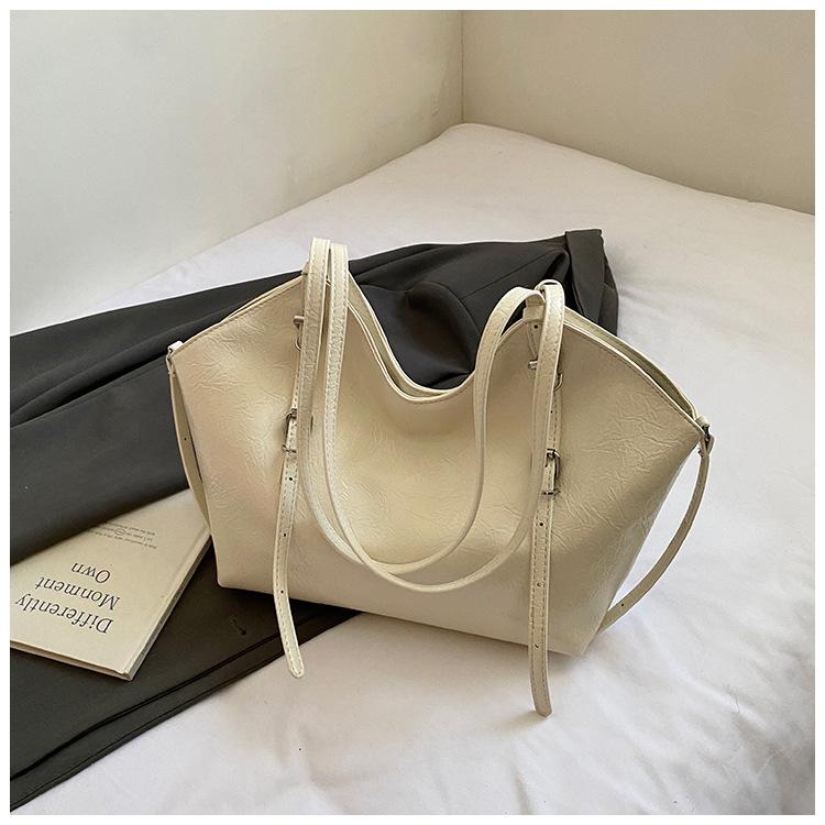 

Retro large-capacity tote bag women s 2025 autumn explosion oil wax leather underarm bag high-end casual shoulder bag білий