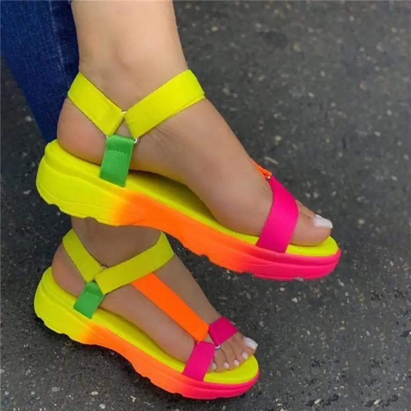 Mode 2025 Sommer Neue Sandalen Regenbogenfarbe Flache Damen Sandalen Luxus Sandalen Damen Designer Outdoor Strand Offene Zehen Schuhe