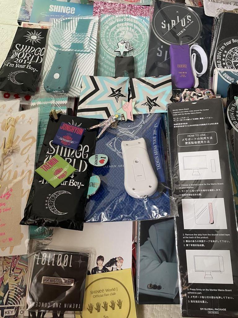 [USED] (Approximately 60 Items) SHINee CD Penlight Goods and Other Set