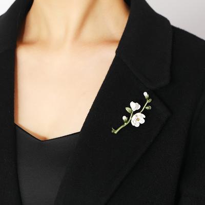Late Spring Magnolia Niche Mori Brooch Temperament Elegant Plant Pin Small Fresh Literary and Retro Corsage Accessories