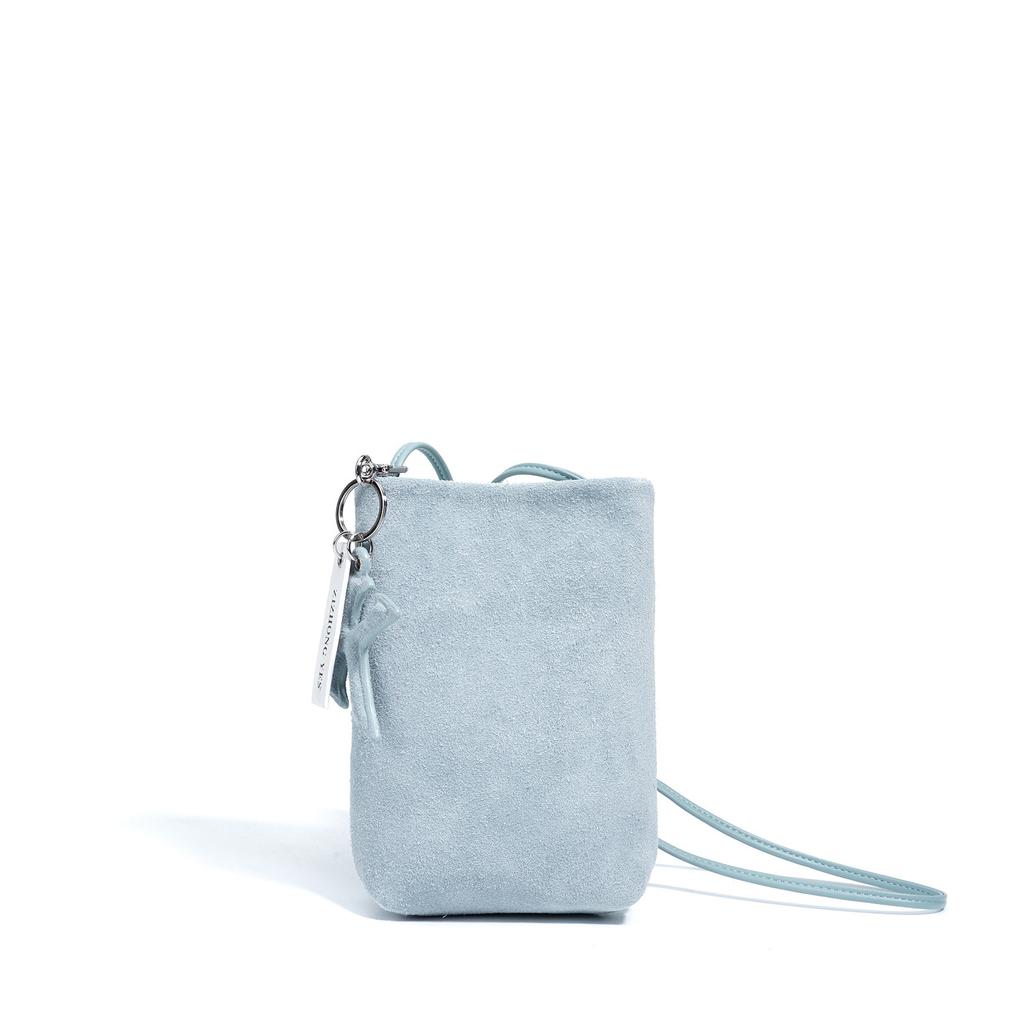 Im Herbst und Winter sind Sie tragbar, mit einem Datenkabel-Design zum Umhängen um den Hals, farbigen Lüfter-Kopfhörern, einer Geldbörse mit mehreren Fächern und einer niedlichen kleinen Tasche.