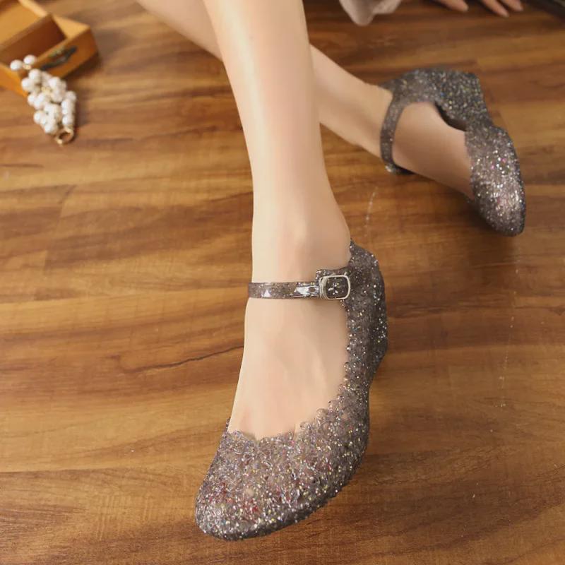 Dámské letní plážové sandály na vysokém podpatku s dutým klínkem - styl Square Dance