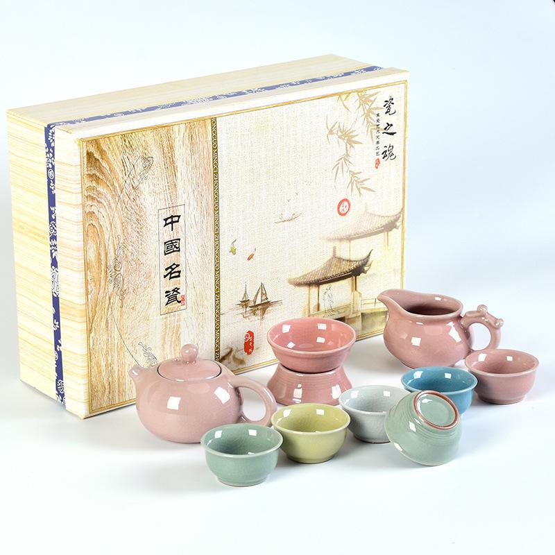 

Керамический чайный набор для кунг-фу предоставит покупателю чайник, шесть чашек и 10 пиал, полный набор подарочных коробок и подарки.