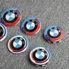 Für Auto 50-jähriges Jubiläum Logo Frontklappen-Emblem 82mm + Heck-Abzeichen 74mm + Radnabenkappe 68mm + 56mm Lenkrad-Aufkleber 45mm für Alle BMW