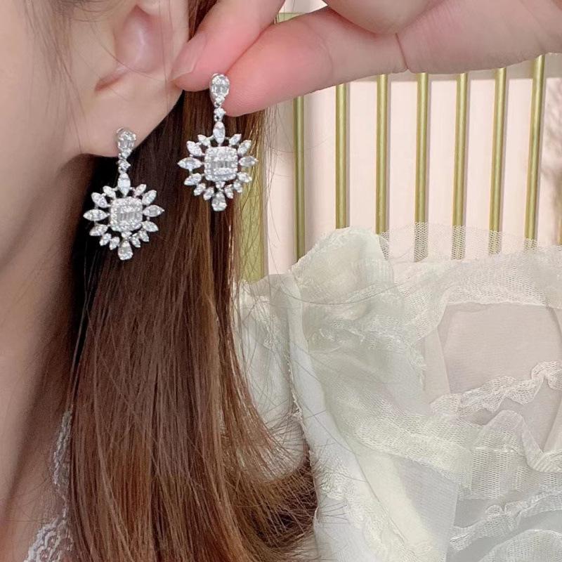 Elegant Full Diamond Stud Earrings for Women - Fashionable, Unique, and Versatile Tassel Design