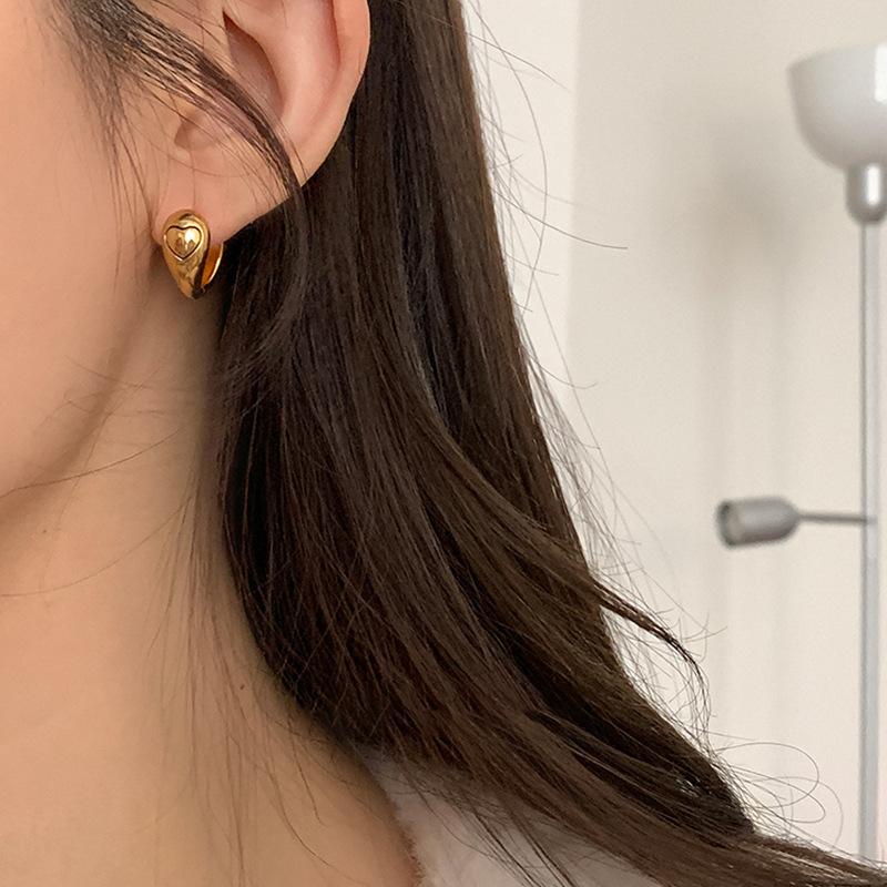 Cold Wind Metal Love Ear Buckle Women'S Light Luxury Retro Elegance Advanced Simple Fashion Temperament Versatile Earrings Earrings
