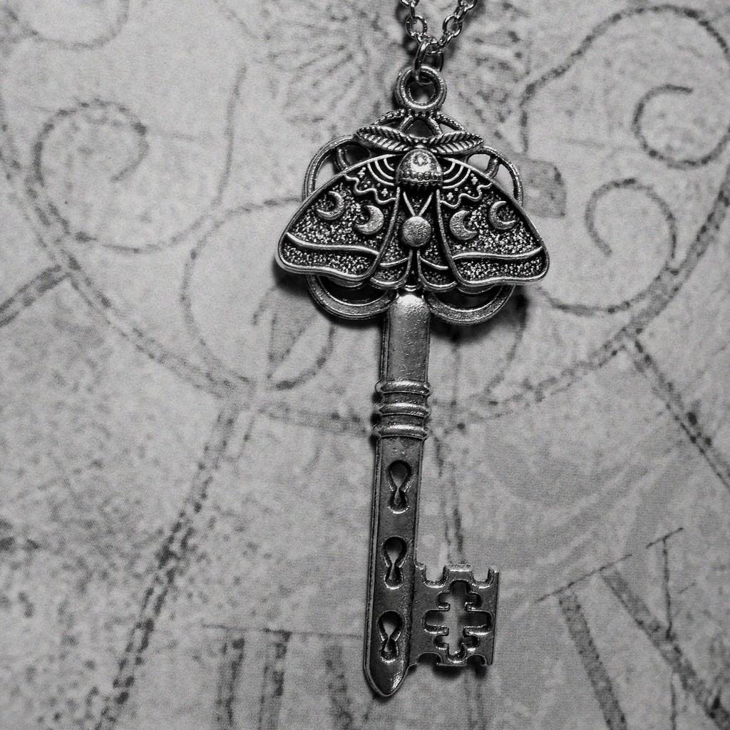 Modern Gothic Skull Key Necklace With Zinc Alloy Pendant For Women