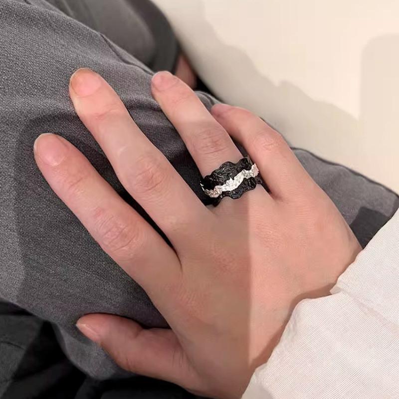 Black Modern Minimalist Ring With Chic Foil Texture Design For Everyday Elegance And Versatility