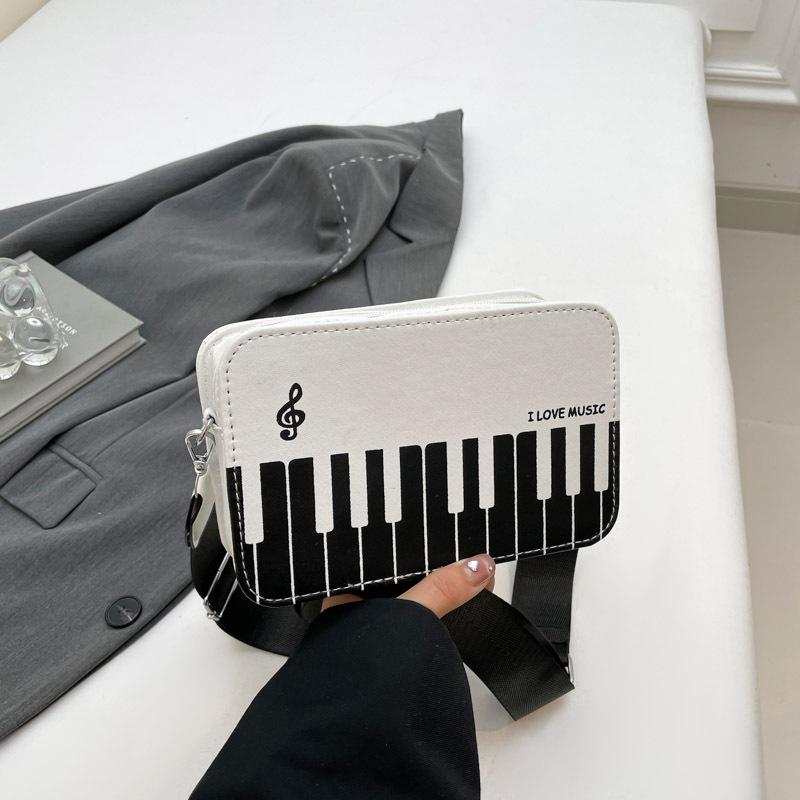 

2025 зима новая мода контрастный цвет маленькая квадратная сумка девушка милая личность нота фортепианной музыки маленькая сумка-сачель портативная женская сумка белый