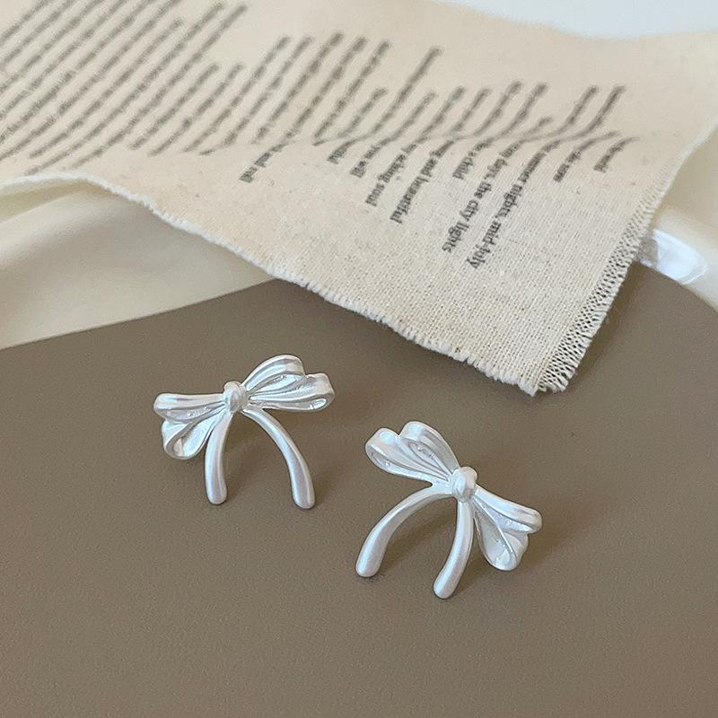 

Серьги-гвоздики с матовой текстурой и бантом из легкой роскоши, женские ретро-нишевые модные тенденции, элегантные, темпераментные, универсальные серьги