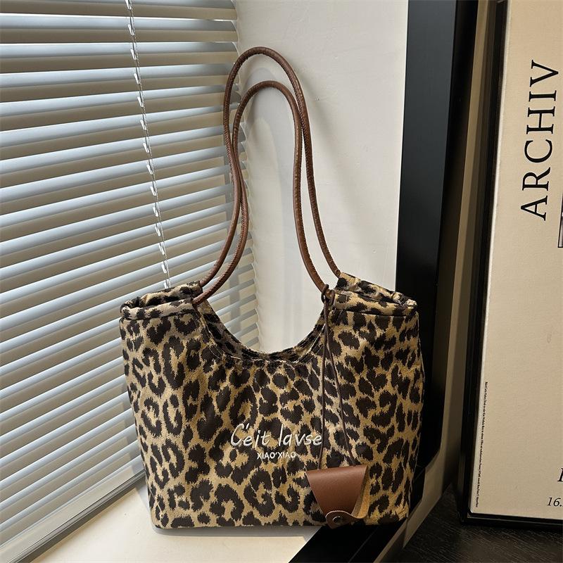 Large Capacity Leopard Print Autumn New Tote Bag Women's Commuter Shoulder Bag Fashionable, Casual and Lightweight