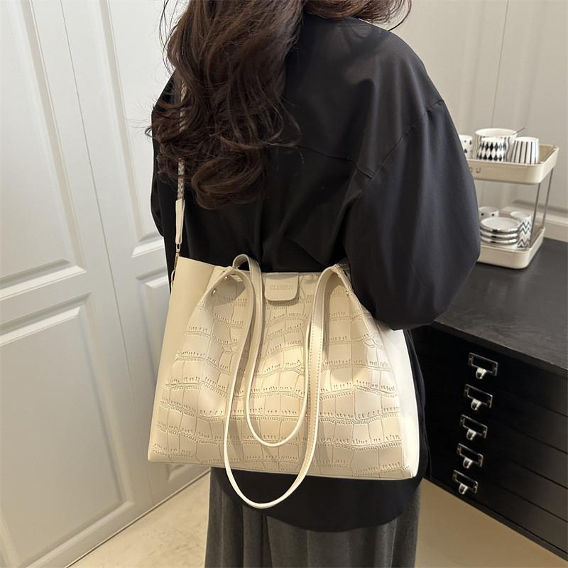 Fashion Bag For Women With Pu Material And Large Capacity For Daily Use