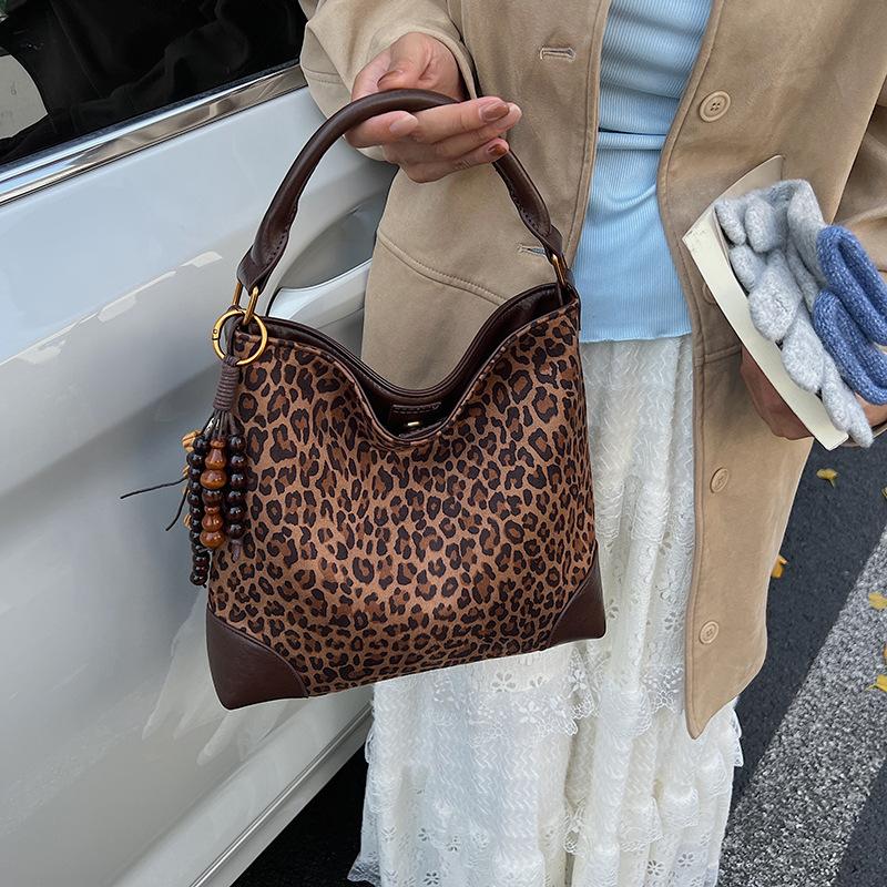 Leopard print bag women's 2025 new trendy autumn and winter niche portable bucket bag high-end exquisite messenger bag women's bag
