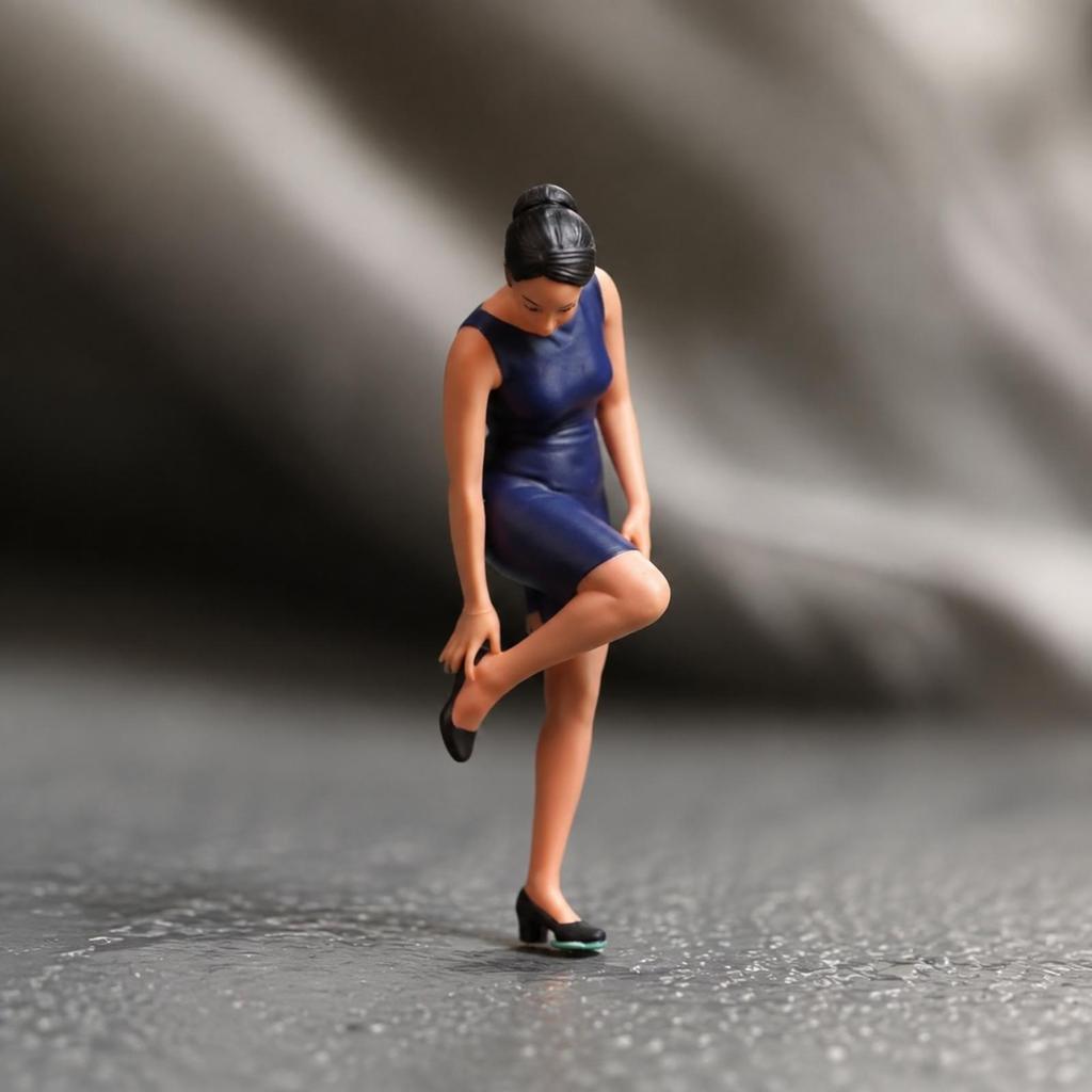Collectible Resin Figure Compact 1/24 Scale Girl Miniature Figurine Giftable
