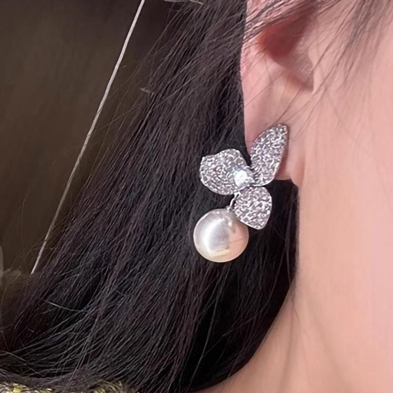 Hot-selling New Earrings, Korean Version of Fashion Imitation Pearl Stud Earrings for Women, Clover Petal Zircon Earrings