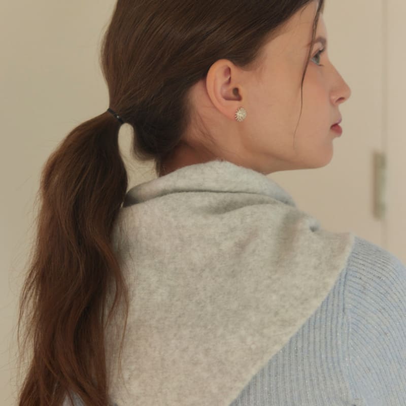 murmur [Free Pearl Earrings] Fluffy triangle muffler (4 colors)