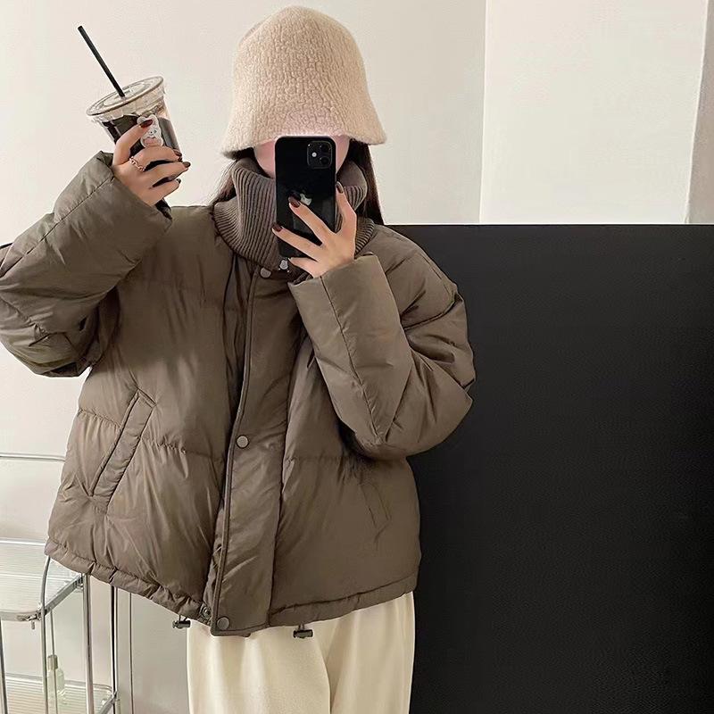 Gestrickte Rollkragen-Daunenjacke für Damen, kurz, 2024 Winter, neue Spleißen, lose weiße Entendaunen, verdickte warme Jacke
