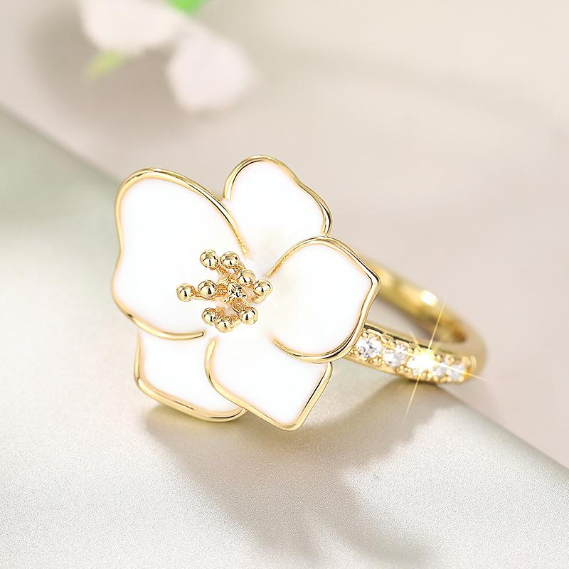 Aesthetic White Flower Rings for Women Graceful Wedding Band Delicate Finger Jewelry with Shiny Zirconia Chic Accessories