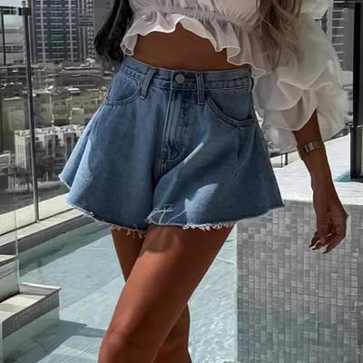 מכנסי ג'ינס קצרים בסגנון מטריה עם מותן גבוה