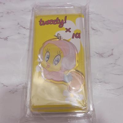 [POUŽITÉ] Klíčenka IU Tweety Collaboration HEREH
