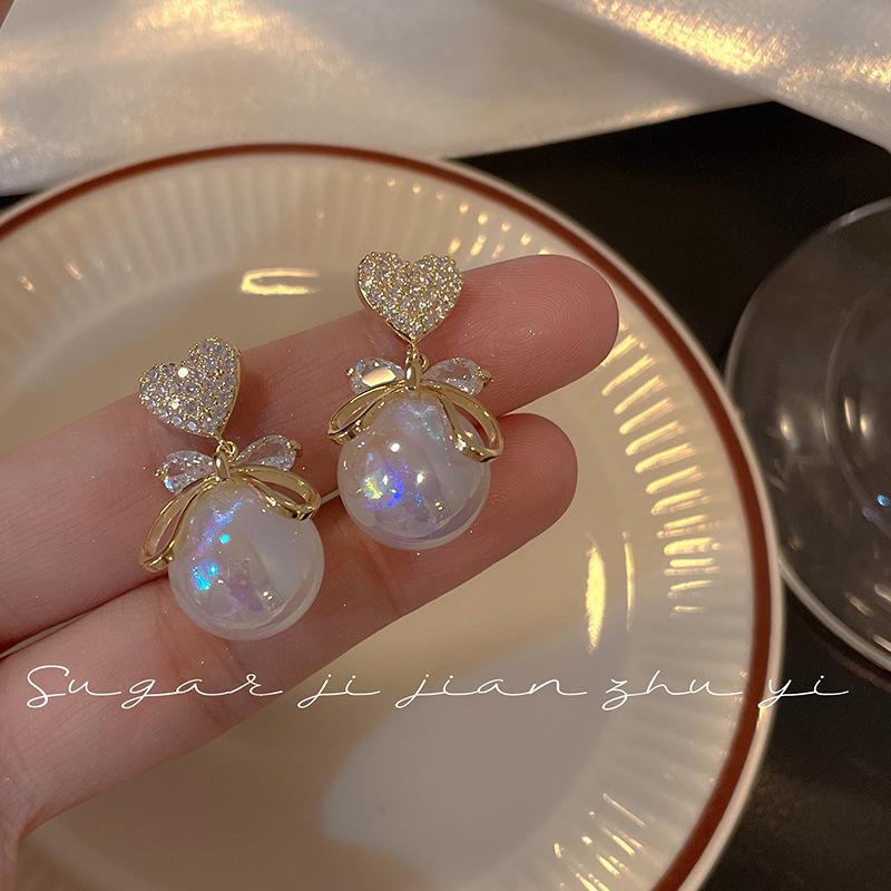 Boucles d'oreilles tendance haut de gamme en argent, cristal et perle 2023: Déclaration Exquise, Luxe Léger pour Femmes