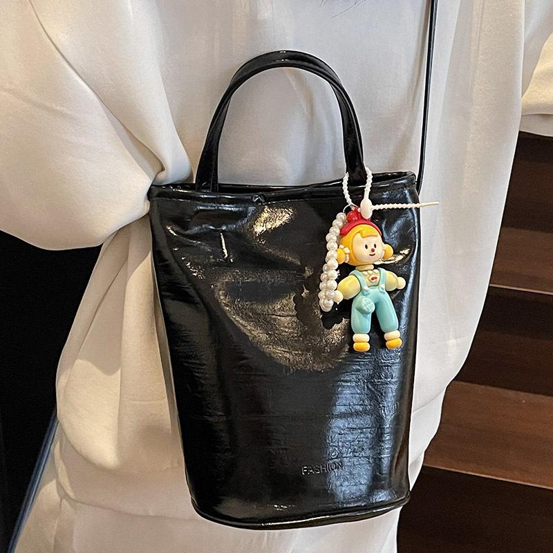 This Year's Popular Portable Bucket Bag Women's 2025 Summer New Simple Foreign Commuter Shoulder Bag Fashion Messenger Bag