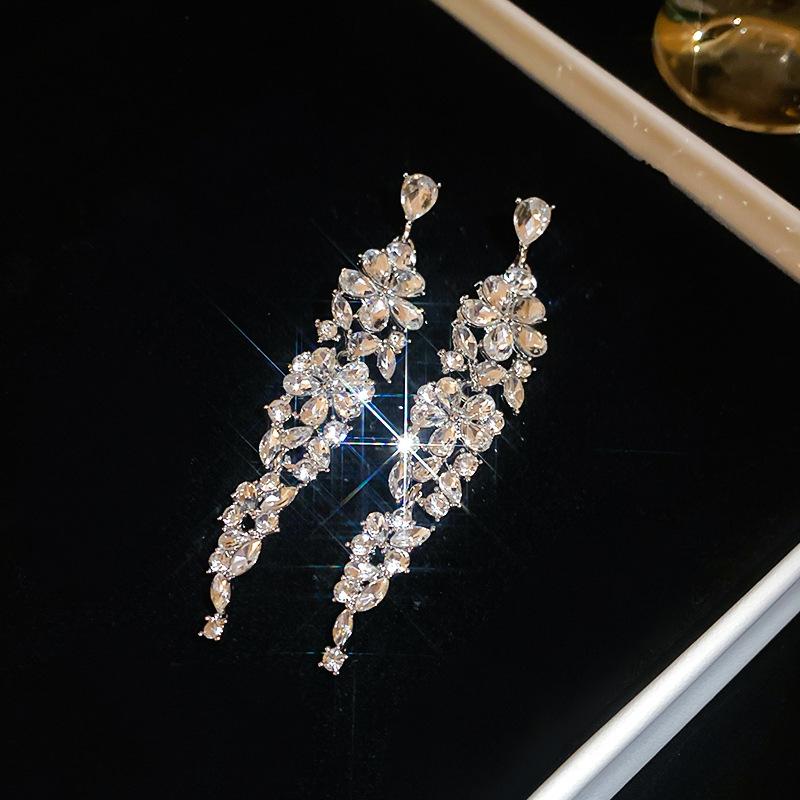 Europäische und amerikanische Super-Flash-Diamant-verzierte Blume digitale Fransen-Steckohrringe Kaltwind-Ohrringe Übertriebene Ohrringe