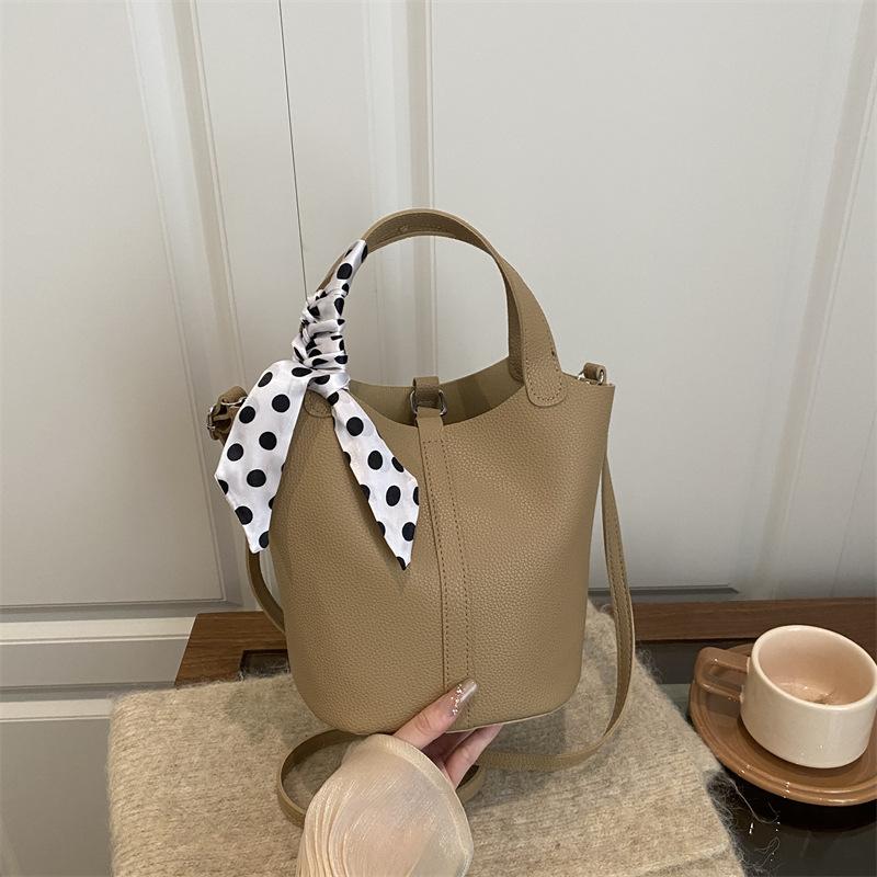 

Vegetable basket portable bucket bag women s 2025 new autumn and winter fashion high-end shoulder bag commuter versatile messenger bag хакі