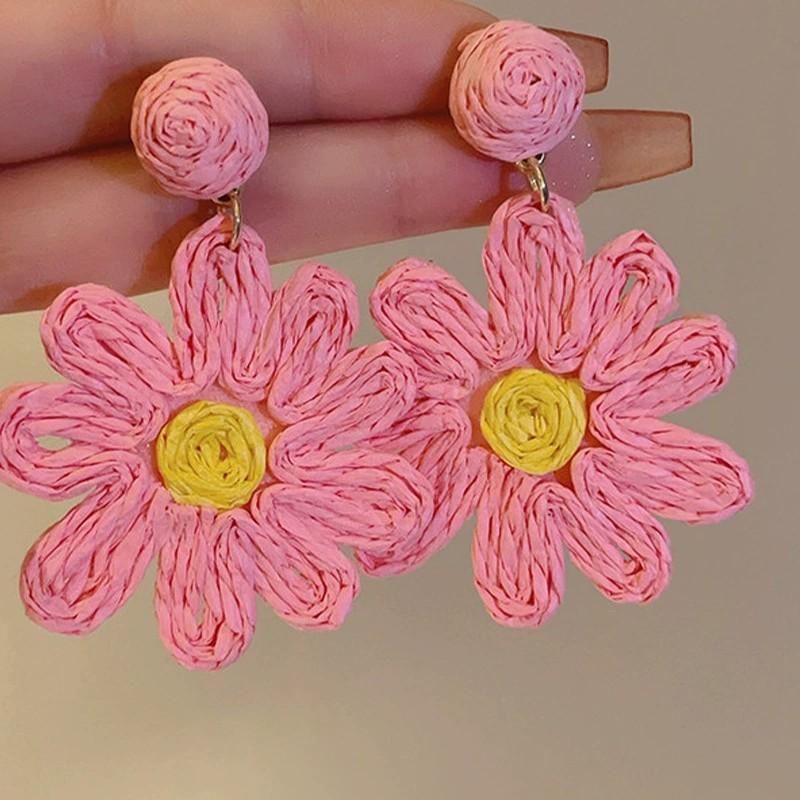 Boho Raffia Daisy Drop Earrings Handmade Woven Flower Dangle Earrings Summer Statement Jewelry for Women Beach Vacation Wear
