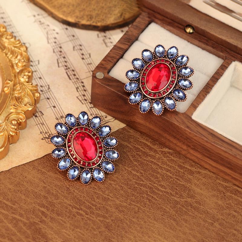 

Серьги-пусеты овальной формы с кисточками из бриллиантов и серебряных игл - Легкая роскошь с преувеличенным дизайном для женщин