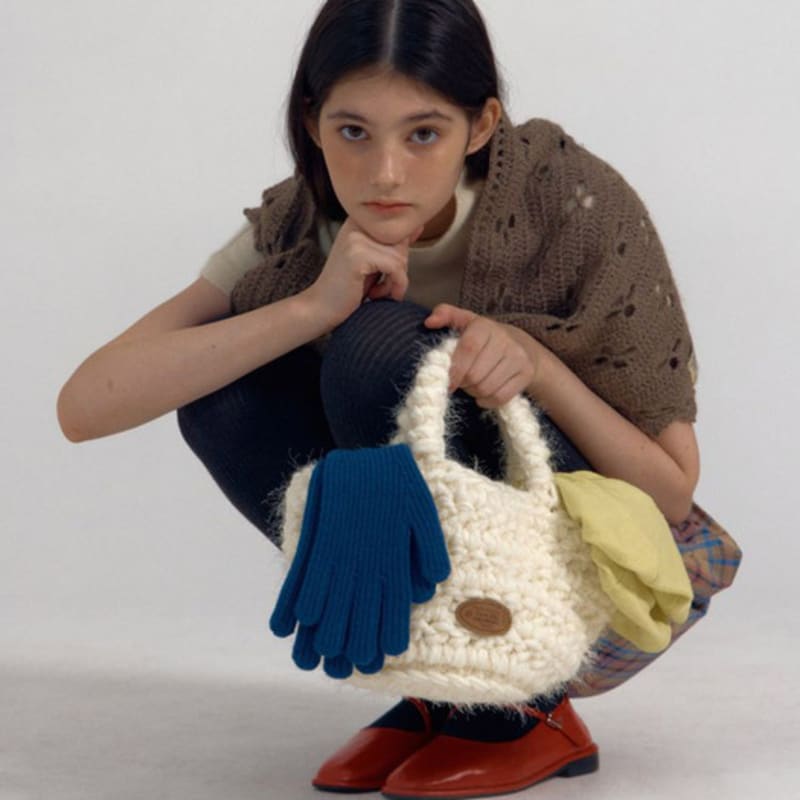 

DANCING GRANDMA WOOLLY FLOWER : BROWN BROWN