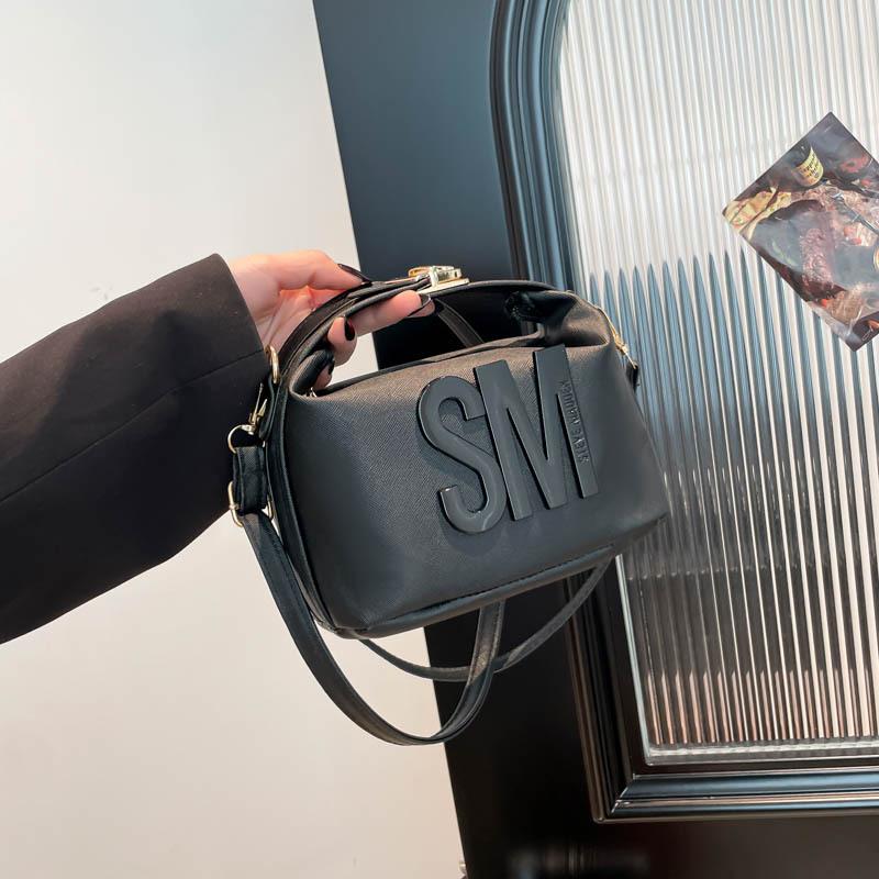 

Solid color summer new fashion trend casual versatile handbag shoulder messenger bag letter design commute чёрный