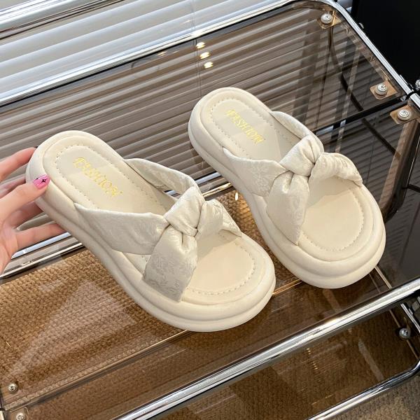Fashion Slippers Women Summer Luxury Slides Sliders Shoes Pantofle Shale Female Beach Platform Designer Rubber 2025 Sabot Fashion
