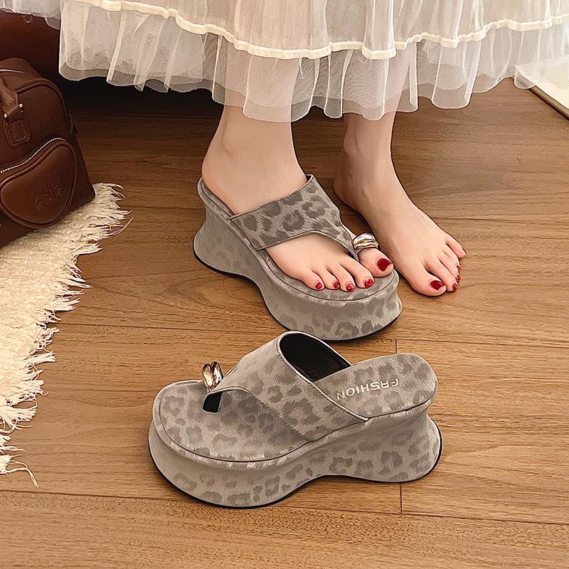 Keilabsatz Flip-Flop Schuhe Damenschuhe Sommer 2025 neuer Temperament Rot mit Rock coole Hausschuhe