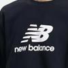 Ein neuer New Balance Stacked Logo Frottee-Sweatshirt Nbncd4s021 19