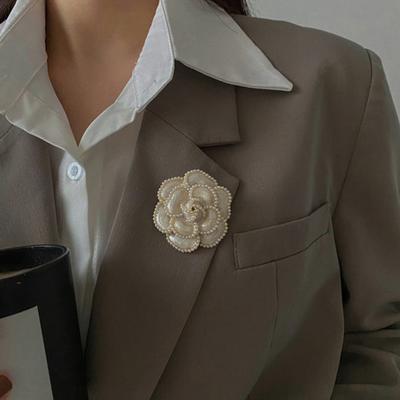 Falsche Perlen Kamelie Brosche Schwarz Weiß Blume Reversnadel Pullover Strickjacke Mantel Anzug Kleidung Accessoires Modeschmuck