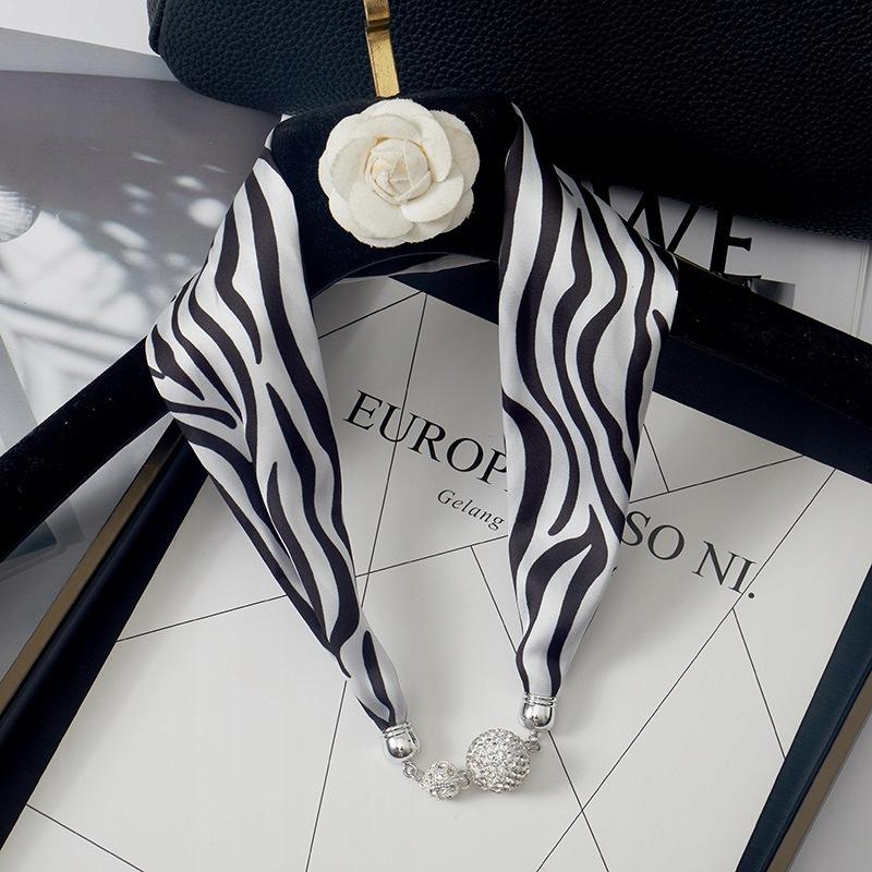 Women' printed scarf with magnetic fastening