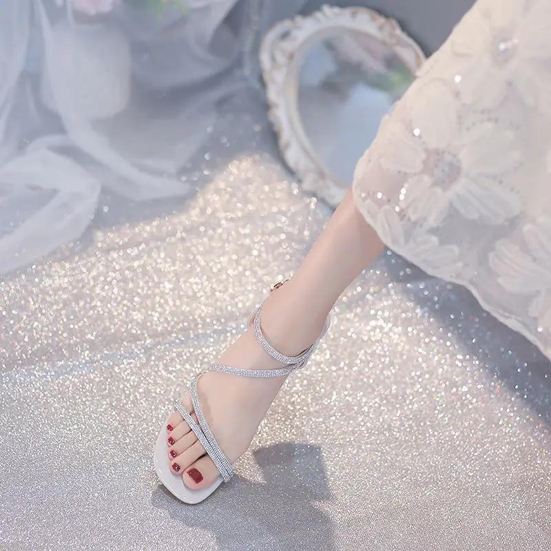 Diamond Open Toe Damskor Sexiga Ett Ord med Mellanhöga Klackar Höga Skor Tjock Klack Sommar 2025 Spännen Sandaler för Kvinnor Vip