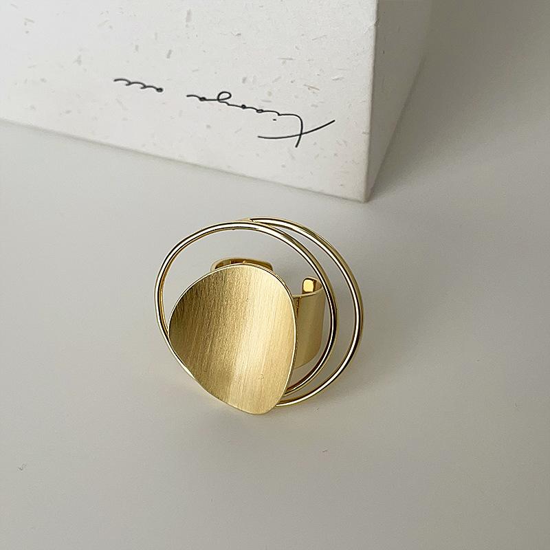 

Преувеличенное матовое металлическое кольцо, Женский нишевый дизайн, Уникальная индивидуальность, Изысканный модный темперамент, Кольцо Кольцо