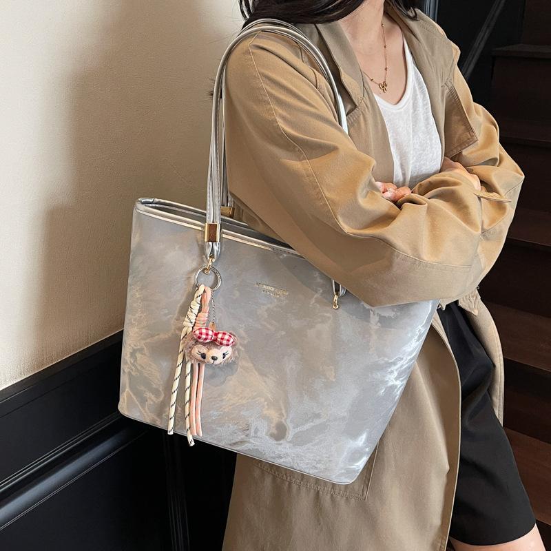 Fashion Versatile Large-capacity Tote Bag Women's 2025 Summer New Foreign Style Simple Shoulder Bag Trendy Commuter Armpit Bag