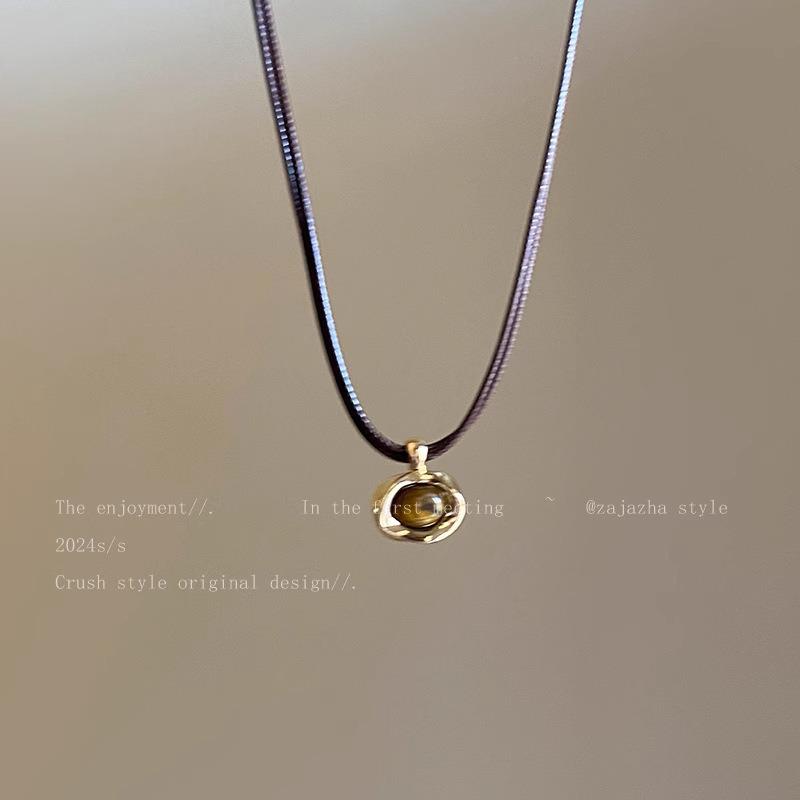 Women's Leather Tiger Eye Layered Necklace - Retro Double-Layer Choker Accessory with High-End Luxury Clavicle Chain.