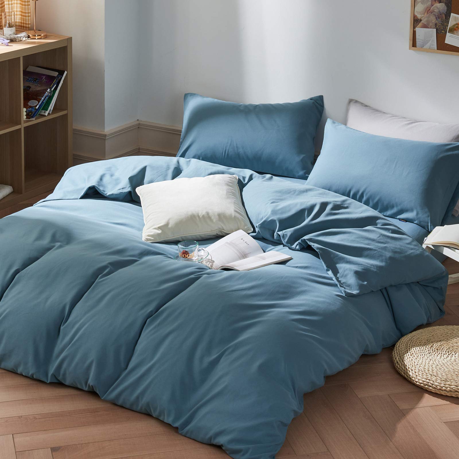 

MILDLY Односпальный пододеяльник Включает пододеяльник, простыню на резинке и 2 наволочки. Сделан из ткани, устойчивой к пылевым клещам и с персиковой кожей. Можно стирать. Идеально подходит для западного и японского стиля. Идеально для