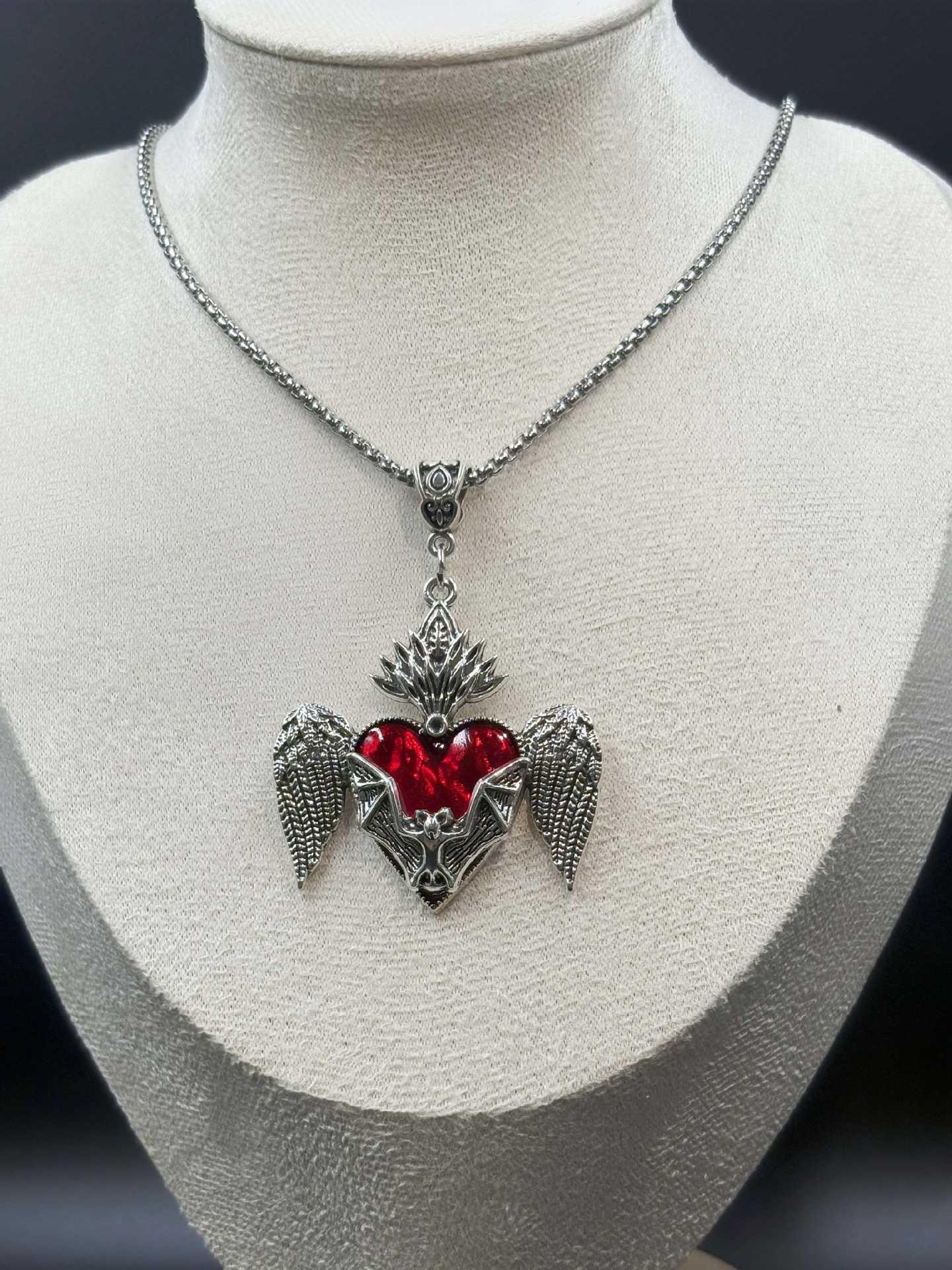 Готический Панк Сердце-Кулон с Дизайном Летучей Мыши и Ангельских Крыльев