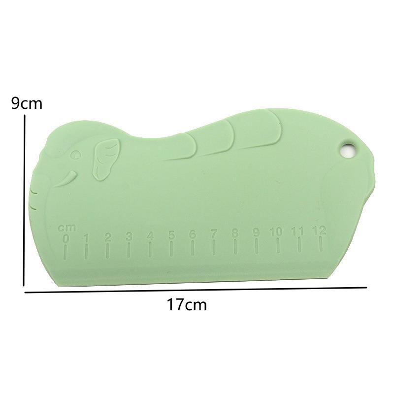 Ein graduierter Kunststoff-Teigschaber, ein praktisches und handliches Küchen-Kunststoffwerkzeug