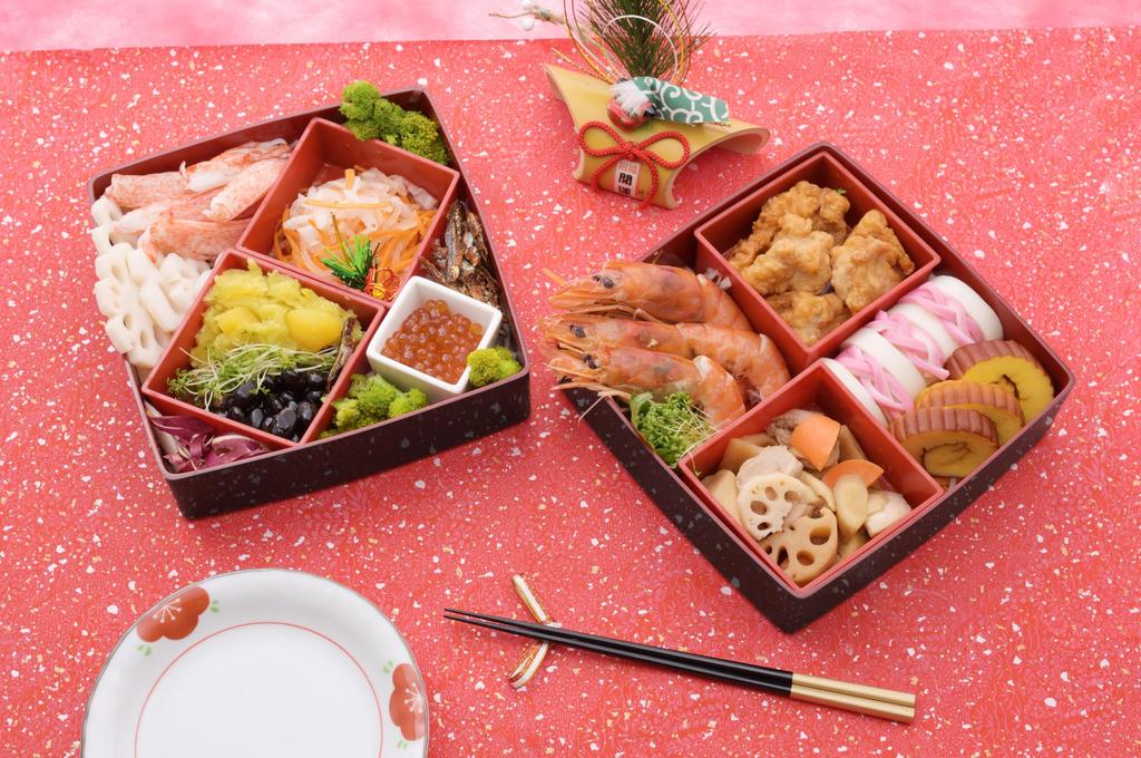 Showa Rabbit Box with Yamanaka Lacquerware Seal Lid and Inner Two-Tiered (Includes Box)