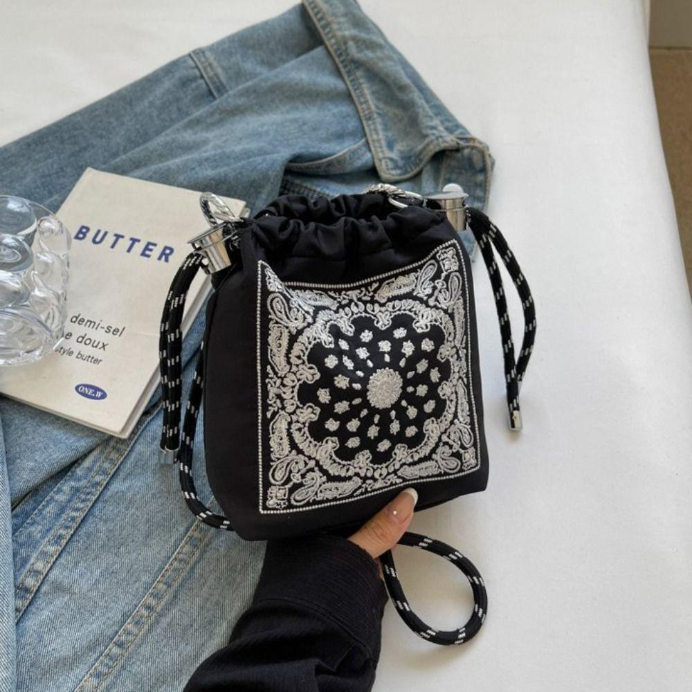 

Korean Style Nylon Shoulder Bag Bucket Bag Mobile Phone Bag Sweet Embroidery Drawstring Bag Travel чёрный