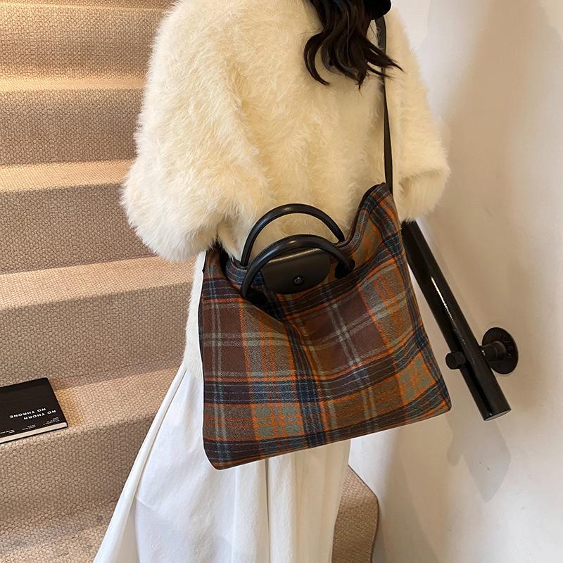 2024 Women's Trendy Woolen Large-Capacity Messenger Tote for Autumn/Winter - Versatile College Handbag